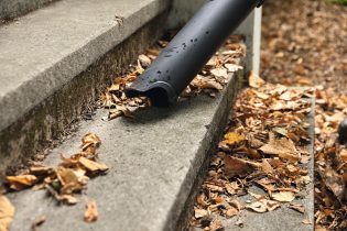 Stihl SHA 140 - Otwór dyszy ssącej z wgłębieniami